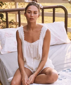 The Great Eyelet Tank: True White